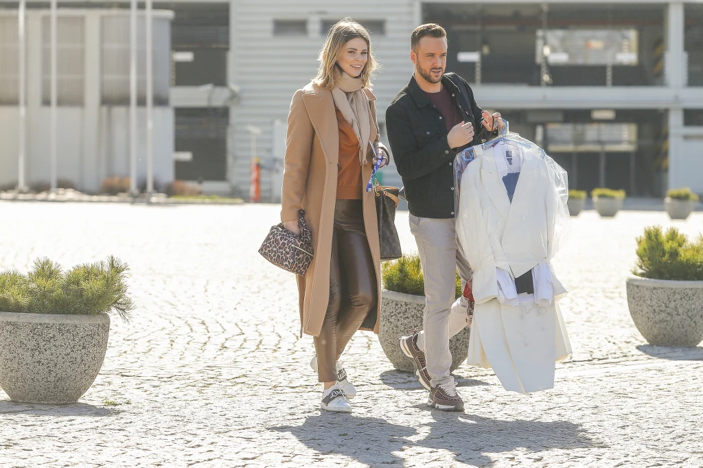 Małgorzata Tomaszewska z kolegą pod TVP Małgorzata Tomaszewska z kolegą pod TVP