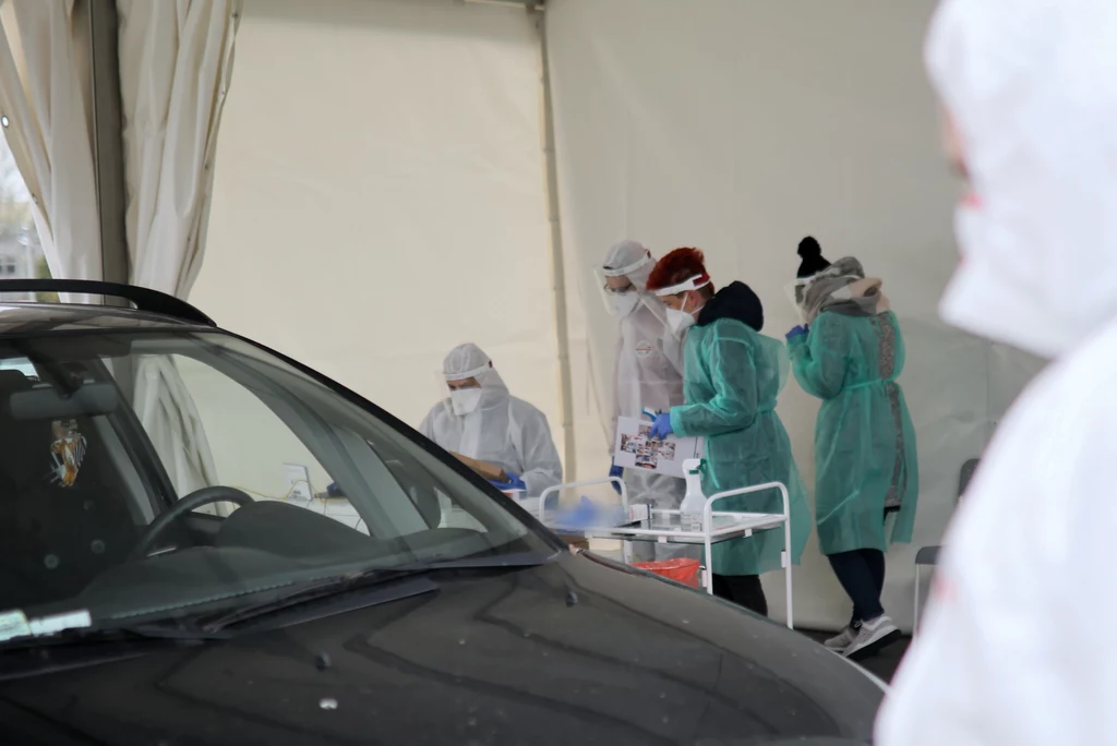Na liście laboratoriów wykonujących testy na koronawirusa, którą Ministerstwo Zdrowia aktualizowało 8 kwietnia, znalazło się 60 placówek. Na liście laboratoriów wykonujących testy na koronawirusa, którą Ministerstwo Zdrowia aktualizowało 8 kwietnia, znalazło się 60 placówek.