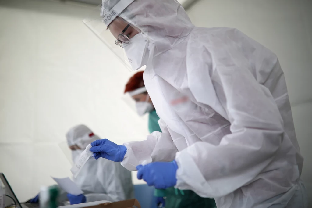 Testy są bezpłatne dla przedstawicieli wybranych zawodów medycznych: lekarzy, stomatologów, diagnostyków laboratoryjnych, pielęgniarek oraz ratowników medycznych, którzy pracują poza szpitalami. Muszą oni jedynie okazać dokument potwierdzający prawo wykonywania zawodu. Testy są bezpłatne dla przedstawicieli wybranych zawodów medycznych: lekarzy, stomatologów, diagnostyków laboratoryjnych, pielęgniarek oraz ratowników medycznych, którzy pracują poza szpitalami. Muszą oni jedynie okazać dokument potwierdzający prawo wykonywania zawodu.