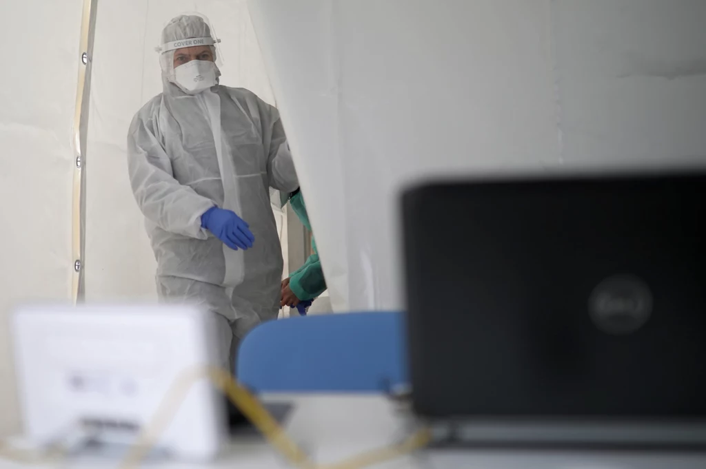 Badania mogą też wykonać pozostałe osoby. Koszt takiego testu to 584 zł. Każda z przebadanych osób ma dostęp do wyników online, a w przypadku gdyby test dał wynik pozytywny, informację taką otrzyma także sanepid, który wyśle osobę zakażoną na kwarantannę. Badania mogą też wykonać pozostałe osoby. Koszt takiego testu to 584 zł. Każda z przebadanych osób ma dostęp do wyników online, a w przypadku gdyby test dał wynik pozytywny, informację taką otrzyma także sanepid, który wyśle osobę zakażoną na kwarantannę.