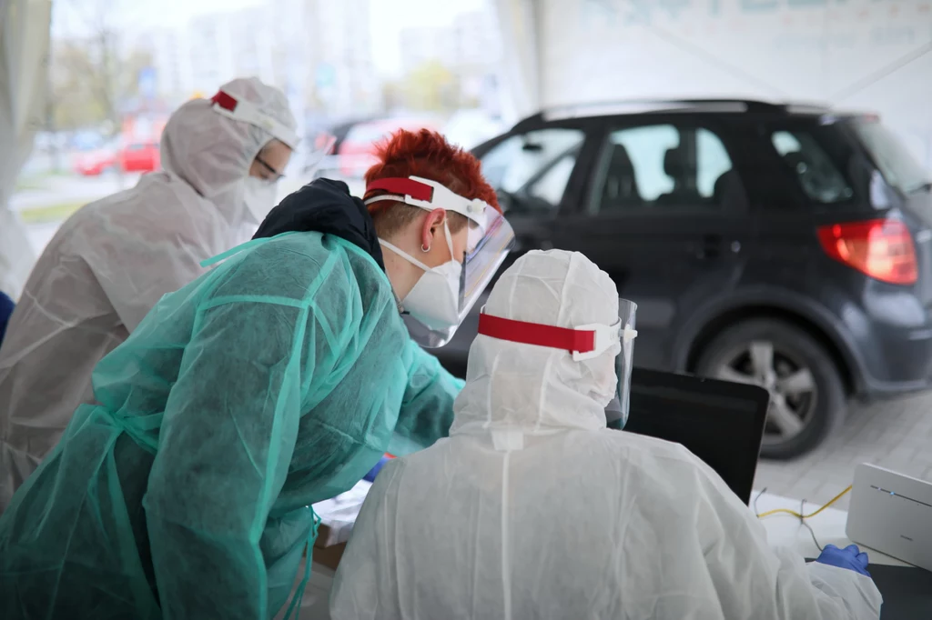 "Diagnostyka" to największa w Polsce sieć laboratoriów medycznych oraz pierwsza prywatna firma, która zaczęła wykonywać testy na koronawirusa. "Diagnostyka" to największa w Polsce sieć laboratoriów medycznych oraz pierwsza prywatna firma, która zaczęła wykonywać testy na koronawirusa.