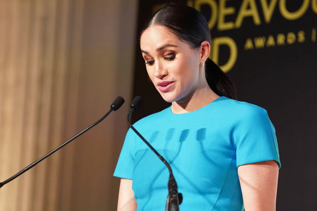 Meghan nie miała obycia na dworze, a tym samym nie respektowała istniejącej wśród pracowników hierarchii. Według słów Tominey, była księżna często prosiła o pomoc przy błahych sprawach asystentów wyższych rangą. Wychowana w amerykańskiej kulturze kobieta nie była w stanie zrozumieć wielu niepisanych zasad i tradycji. Camila wyznała, że takie "zderzenie kultur" doprowadzało do wielu niezrozumień i frustracji u pracowników Pałacu. Jesteście zaskoczeni takim wyznaniem pracowników? Meghan nie miała obycia na dworze, a tym samym nie respektowała istniejącej wśród pracowników hierarchii. Według słów Tominey, była księżna często prosiła o pomoc przy błahych sprawach asystentów wyższych rangą. Wychowana w amerykańskiej kulturze kobieta nie była w stanie zrozumieć wielu niepisanych zasad i tradycji. Camila wyznała, że takie "zderzenie kultur" doprowadzało do wielu niezrozumień i frustracji u pracowników Pałacu. Jesteście zaskoczeni takim wyznaniem pracowników?