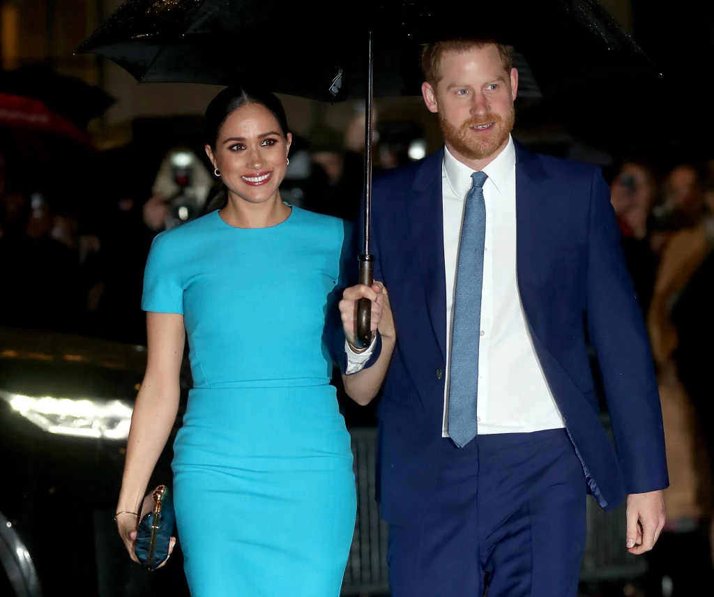 Ostatnio wypłynęły niepokojące informacje na temat relacji Meghan Markle i pracowników Pałacu Buckingham. Okazało się bowiem, że asystenci rodziny królewskiej nie pałali sympatią do księżnej Sussex. Powodem miało być jej nastawienie do królowej, brak szacunku do hierarchii panującej na dworze oraz aktorska przeszłość Meghan. Ostatnio wypłynęły niepokojące informacje na temat relacji Meghan Markle i pracowników Pałacu Buckingham. Okazało się bowiem, że asystenci rodziny królewskiej nie pałali sympatią do księżnej Sussex. Powodem miało być jej nastawienie do królowej, brak szacunku do hierarchii panującej na dworze oraz aktorska przeszłość Meghan.