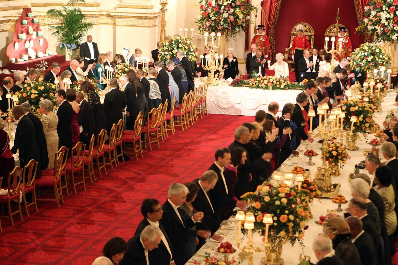 Jedno z przyjęć wydanych przez królową Elżbietę w pałacu Buckingham