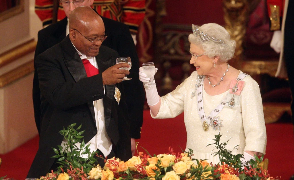 Elżbieta II nie stroni od szklaneczki czegoś mocniejszego