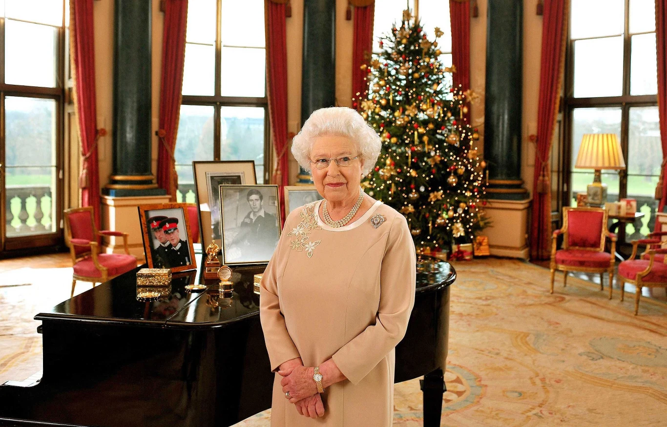 Królowa Elżbieta II w Pokoju Muzycznym w Pałacu Buckingham