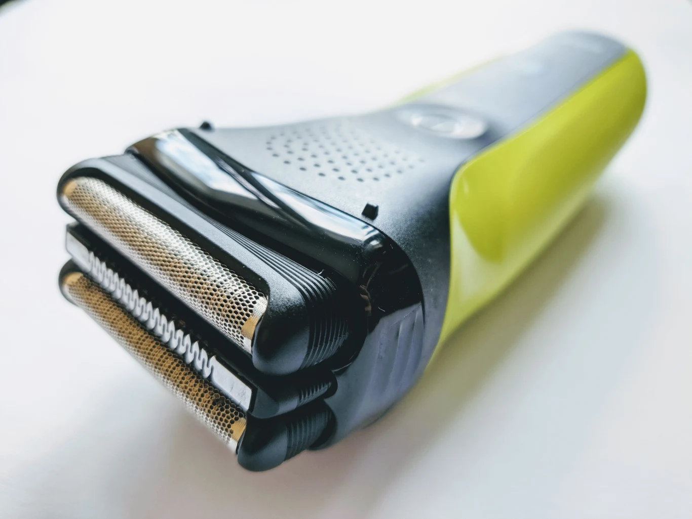 Jak przystało na sprzęt od Braun jest on doskonale zbudowany. Nie dajcie się zwieść słowom "podstawowy" i "najtańszy", którymi należy określić S3. W tym przypadku wcale nie mówimy o kompromisach, tylko prawdziwej jakości za rozsądną cenę. Urządzenie jest świetnie zbudowane, ma prosty, ale przemyślany design i nie komplikuje spraw, które powinny być proste. Na obudowie znajdziemy tylko jeden przycisk, a akumulator wystarczy ładować przez pięć minut, aby energii wystarczyło na jedno golenie. Suche czy mokre - to już zależy od was.