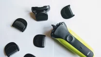 S3 Shave & Style trafił w nasze ręce w wersji o przykuwającym wzrok wściekło-żółtym kolorze. Odważne barwy świadczą o tym, że to produkt adresowany do młodszych odbiorców, którzy dopiero rozpoczynają niekończącą się codzienną walkę o gładkie policzki. Nie oznacza to jednak, że najnowsza propozycja niemieckiego producenta zadowoli wyłącznie tych, którzy golarkę wezmą do rąk po raz pierwszy. W żadnym wypadku!