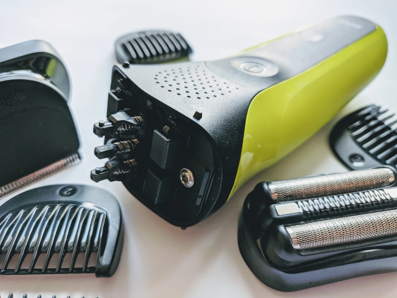 Co najlepsze - najnowsza golarka potrafi więcej, niż tylko skutecznie pozbywać się zarostu. Poza podstawową głowicą, dzięki której owłosienia z twarzy pozbędziemy się "do zera", w zestawie znajdziemy również końcówkę, która zamieni urządzenie w trymer. 