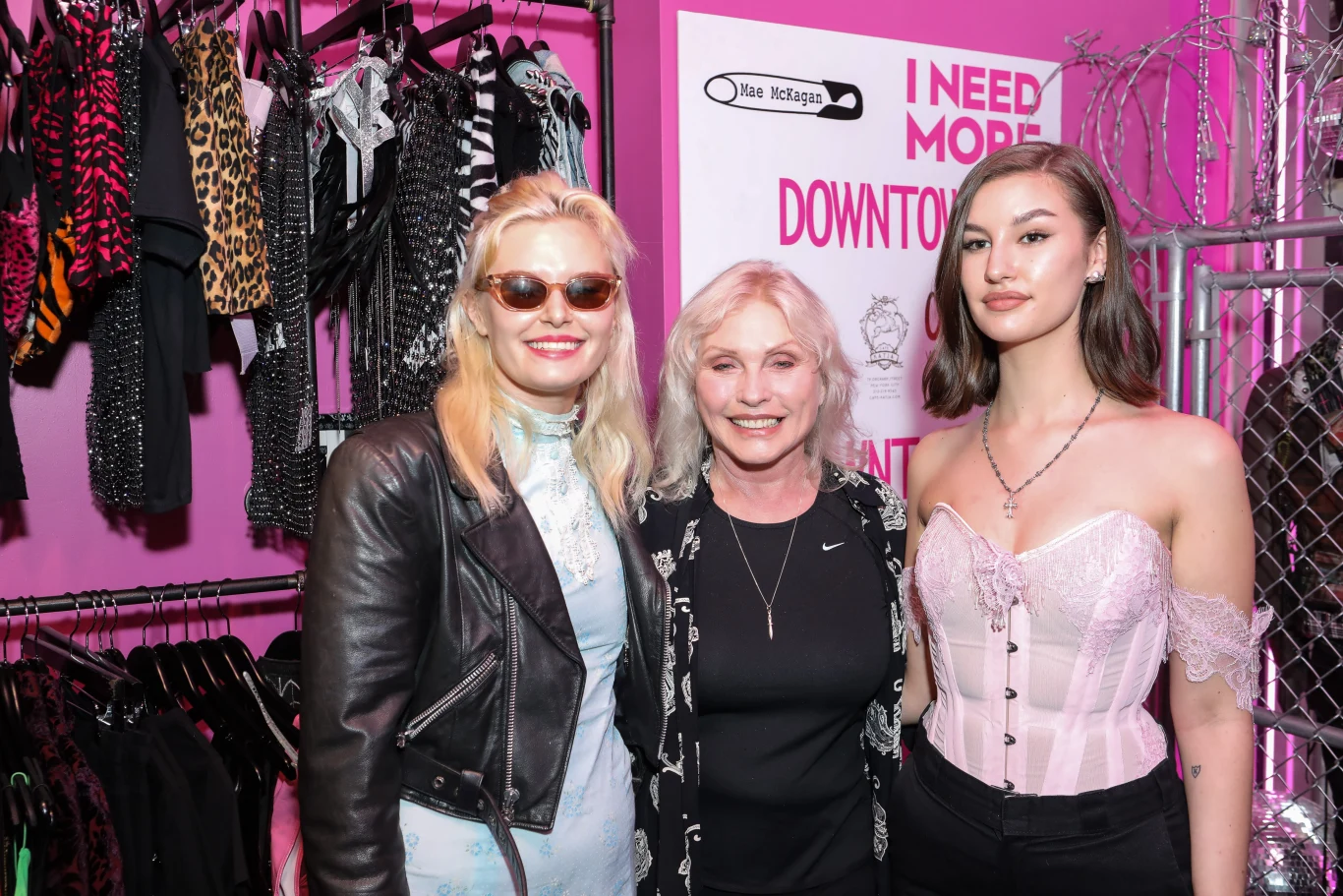 Mae McKagan w wieku 18 lat postanowiła spróbować swoich sił również jako projektantka mody. Jej kolekcja trafiła do kultowego nowojorskiego butiku Jimmy'ego Webba. "Ta kolekcja jest świetna, elegancka, ale i skrajna" - komentowała przedstawicielka "Downtown Magazine". "Uwielbiam rodzinę McKagan, są w moim sercu na zawsze. Cieszę się, że wybrano moje miejsce na start tej kolekcji" - mówił Webb.