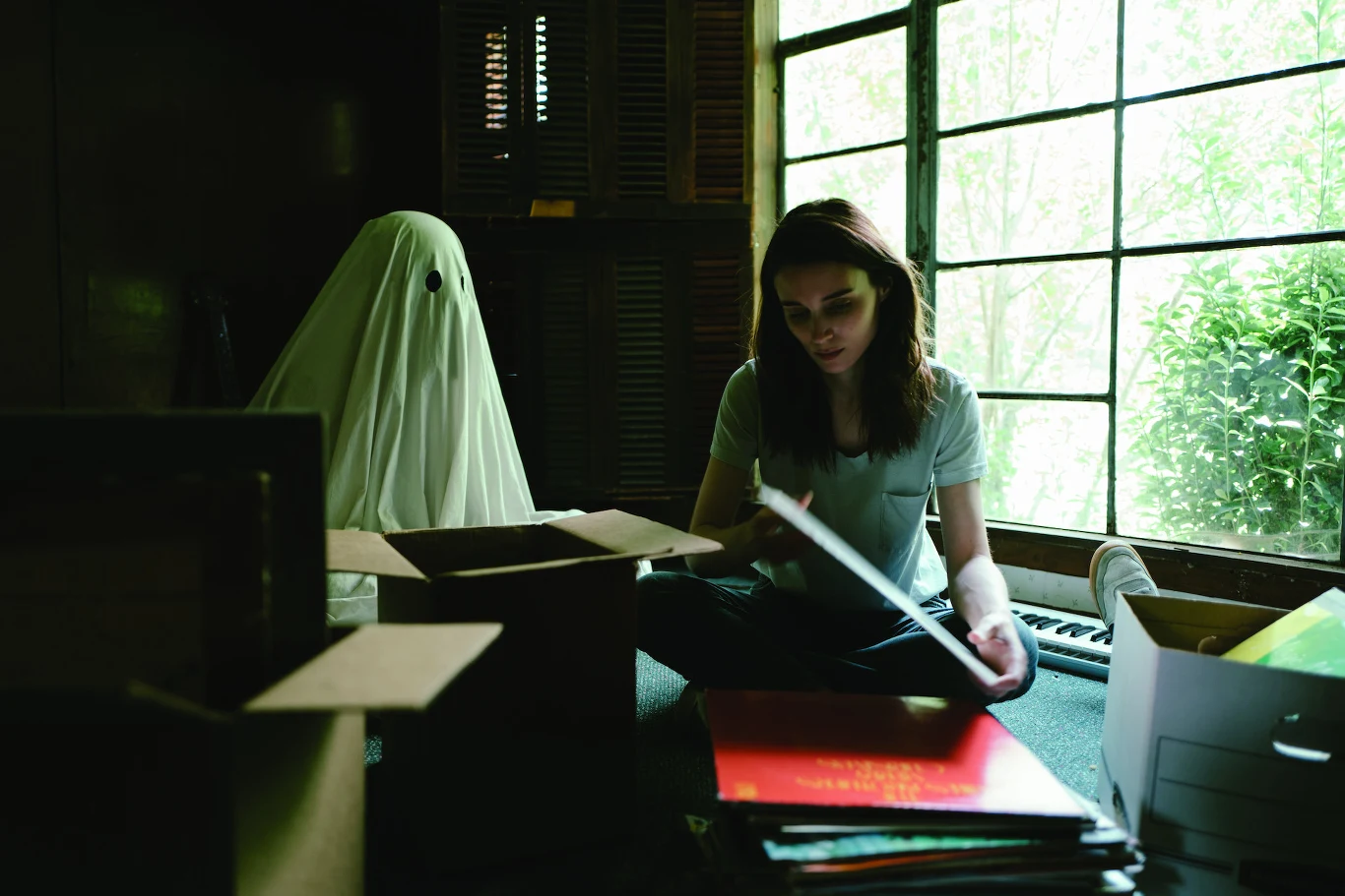 Kolejnym filmem aktorki był świetnie oceniony przez krytykę "Ghost Story", w którym niedawno zmarły mężczyzna (Casey Affleck) powraca jako duch w białym prześcieradle do domu, by przynieść pocieszenie swej złamanej rozpaczą żonie (Rooney Mara). Aktorce mistrzowsko udało się uchwycić atmosferę melancholii, czym wspomogła reżyserskie wysiłki stworzenia nowej wizualnej definicji słowa "żałoba".  