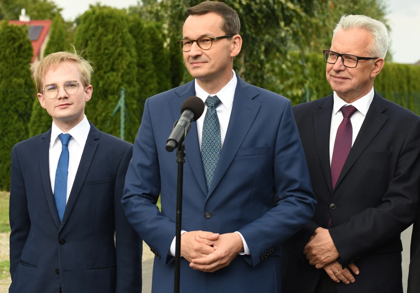Od lewej Piotr Patkowski, premier Mateusz Morawiecki, Krzysztof Michalkiewicz