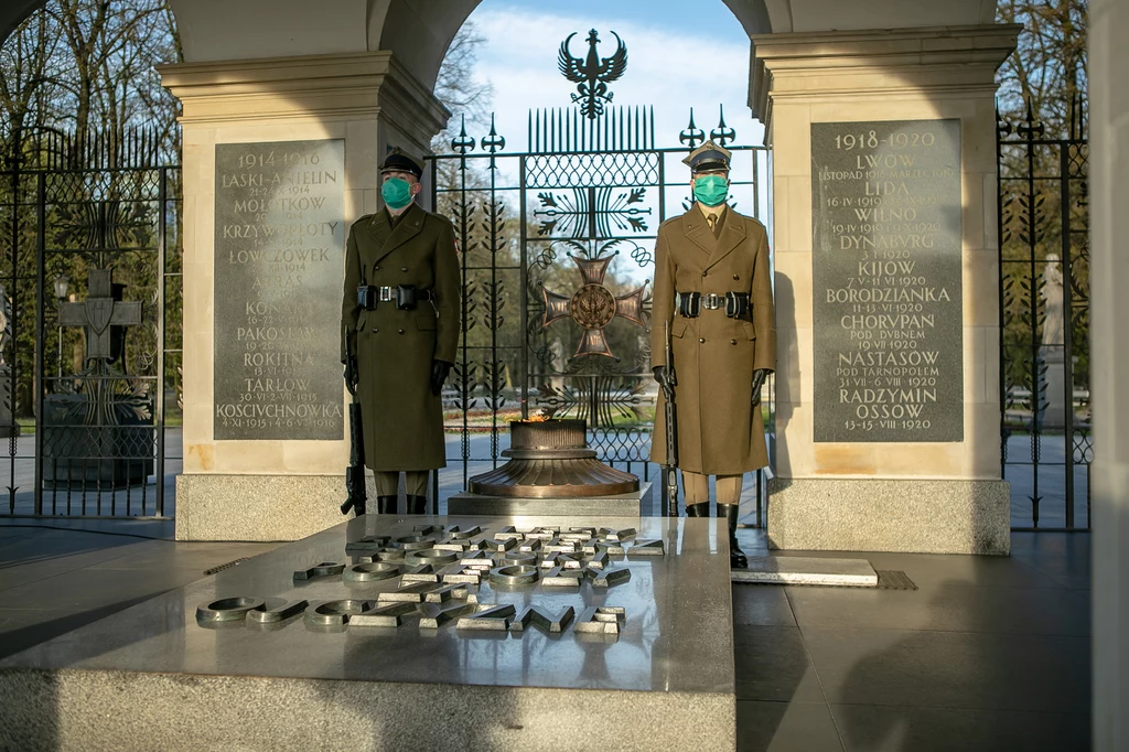 Żołnierze w maseczkach pełnią wartę honorową przy Grobie Nieznanego Żołnierza Żołnierze w maseczkach pełnią wartę honorową przy Grobie Nieznanego Żołnierza