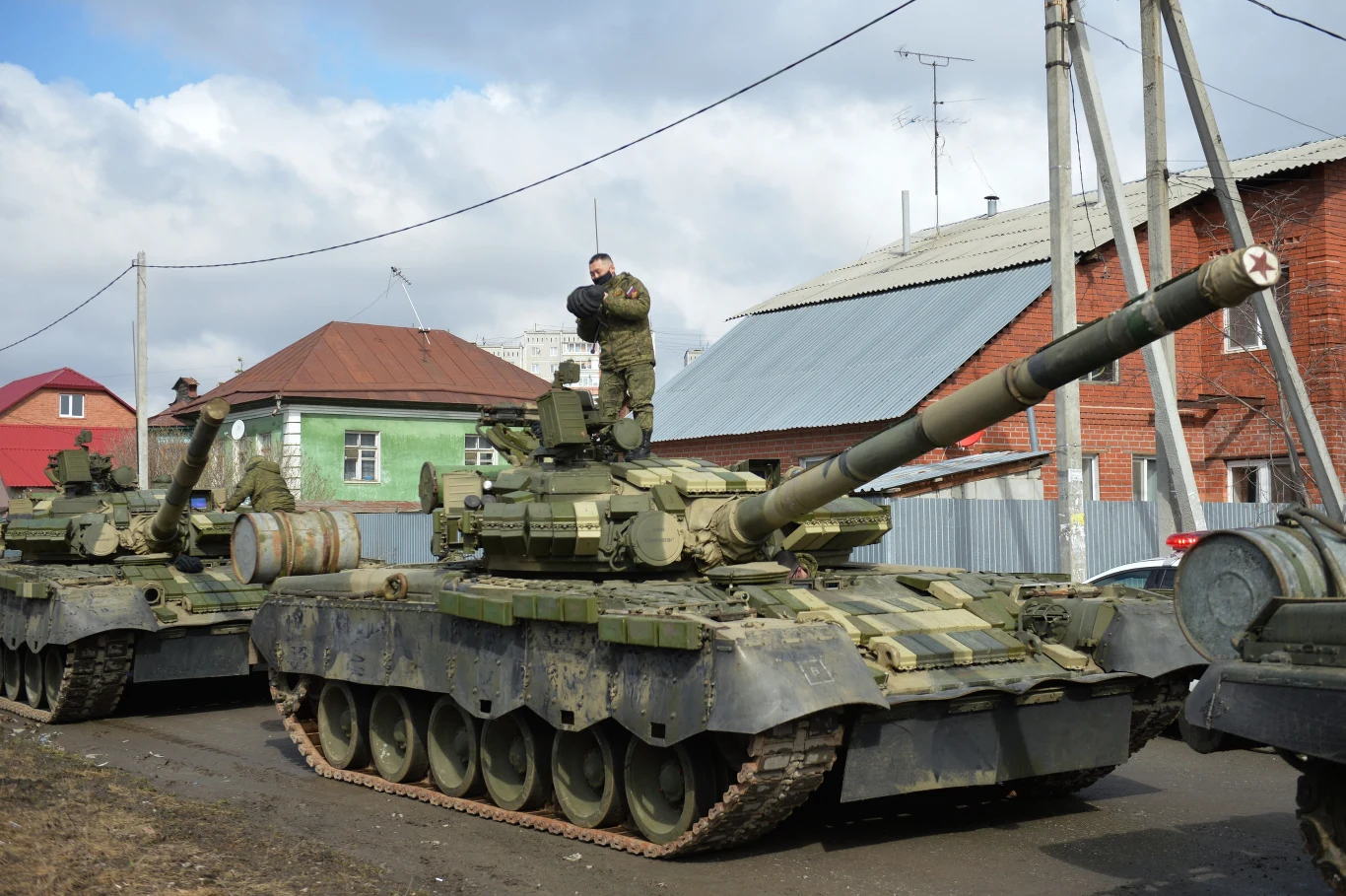 Wszystkie te sprzęty można było zobaczyć podczas jednej z pierwszych prób przed defiladą z okazji końca II wojny światowej, która według opinii większości Rosjan zaczęła się w 1941 roku. Wszystkie te sprzęty można było zobaczyć podczas jednej z pierwszych prób przed defiladą z okazji końca II wojny światowej, która według opinii większości Rosjan zaczęła się w 1941 roku.
