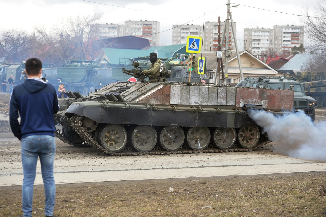Pułk piechoty zmotoryzowanej nadal wykorzystywane są transportery gąsienicowe BMP-2 i kołowe BTR-82. Pułk piechoty zmotoryzowanej nadal wykorzystywane są transportery gąsienicowe BMP-2 i kołowe BTR-82.