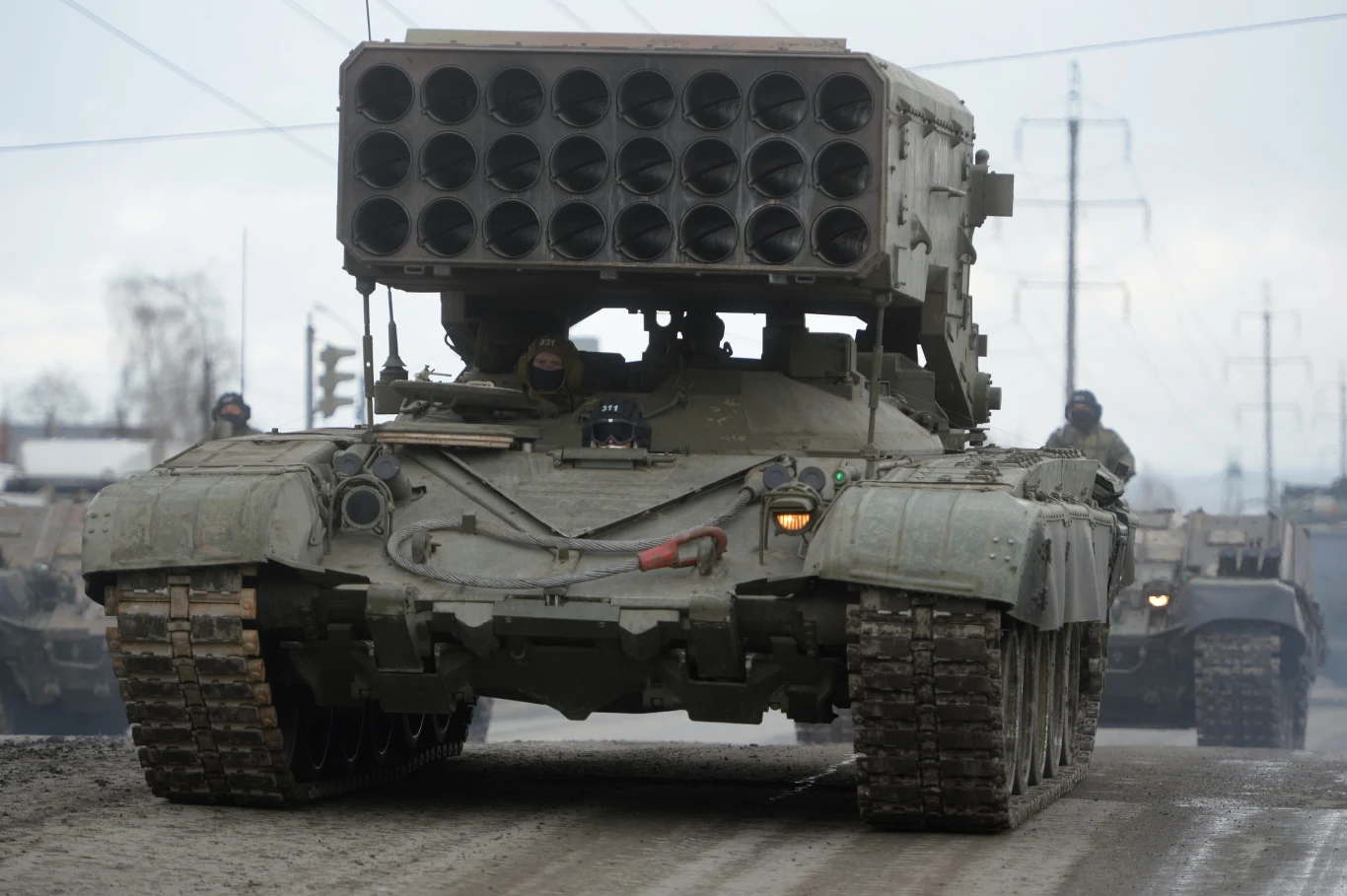 400. pułk artylerii samobieżnej uzbrojono w system artylerii rakietowej TOS-1 (na zdjęciu) i Grad, a artylerię lufową reprezentują 2S3 Akacja. 400. pułk artylerii samobieżnej uzbrojono w system artylerii rakietowej TOS-1 (na zdjęciu) i Grad, a artylerię lufową reprezentują 2S3 Akacja.