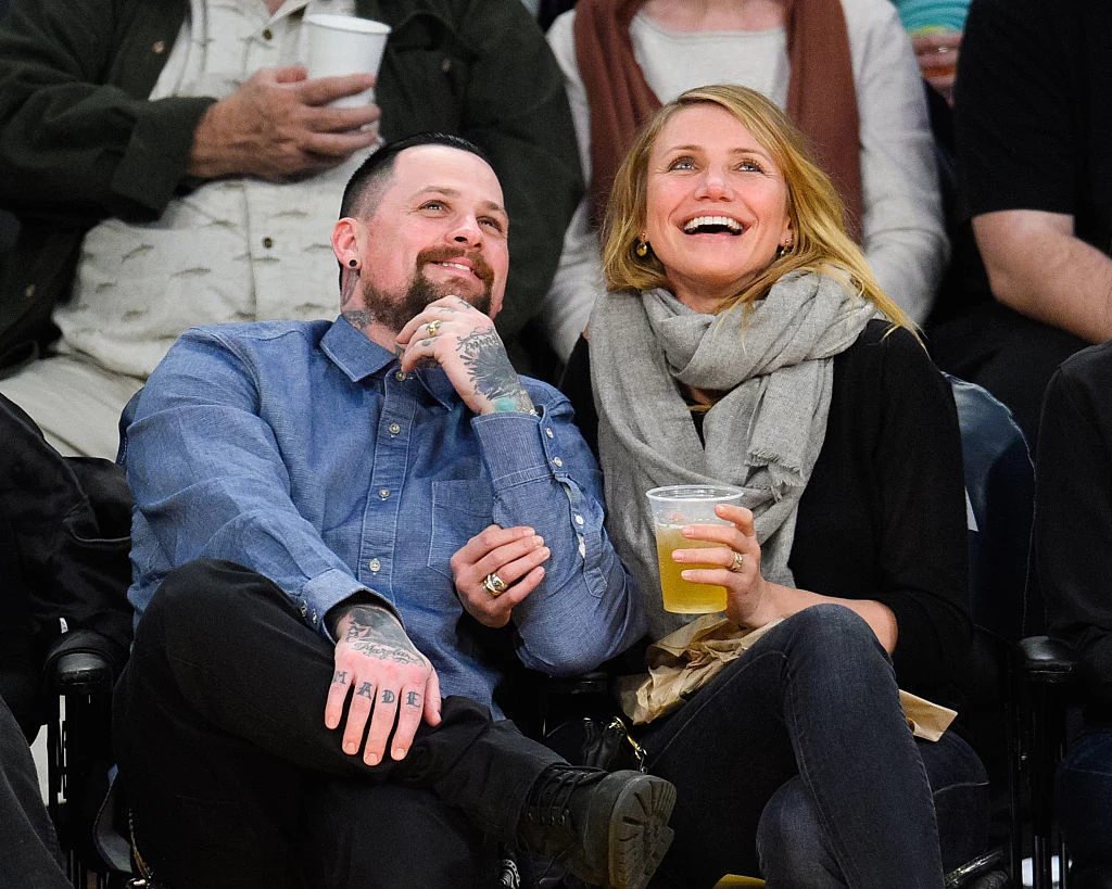 Cameron Diaz dodała, że uwielbia być matką, a jej partner okazał się nieocenionym wsparciem podczas najtrudniejszych miesięcy. „Benji jest niesamowity. Kiedy idę do kuchni, on ją usypia, a ja nalewam sobie kieliszek czerwonego wina, zaczynam gotować i włączam jakiś program w telewizji” – pochwaliła się fanom. Cieszymy się razem z Cameron! Cameron Diaz dodała, że uwielbia być matką, a jej partner okazał się nieocenionym wsparciem podczas najtrudniejszych miesięcy. „Benji jest niesamowity. Kiedy idę do kuchni, on ją usypia, a ja nalewam sobie kieliszek czerwonego wina, zaczynam gotować i włączam jakiś program w telewizji” – pochwaliła się fanom. Cieszymy się razem z Cameron!