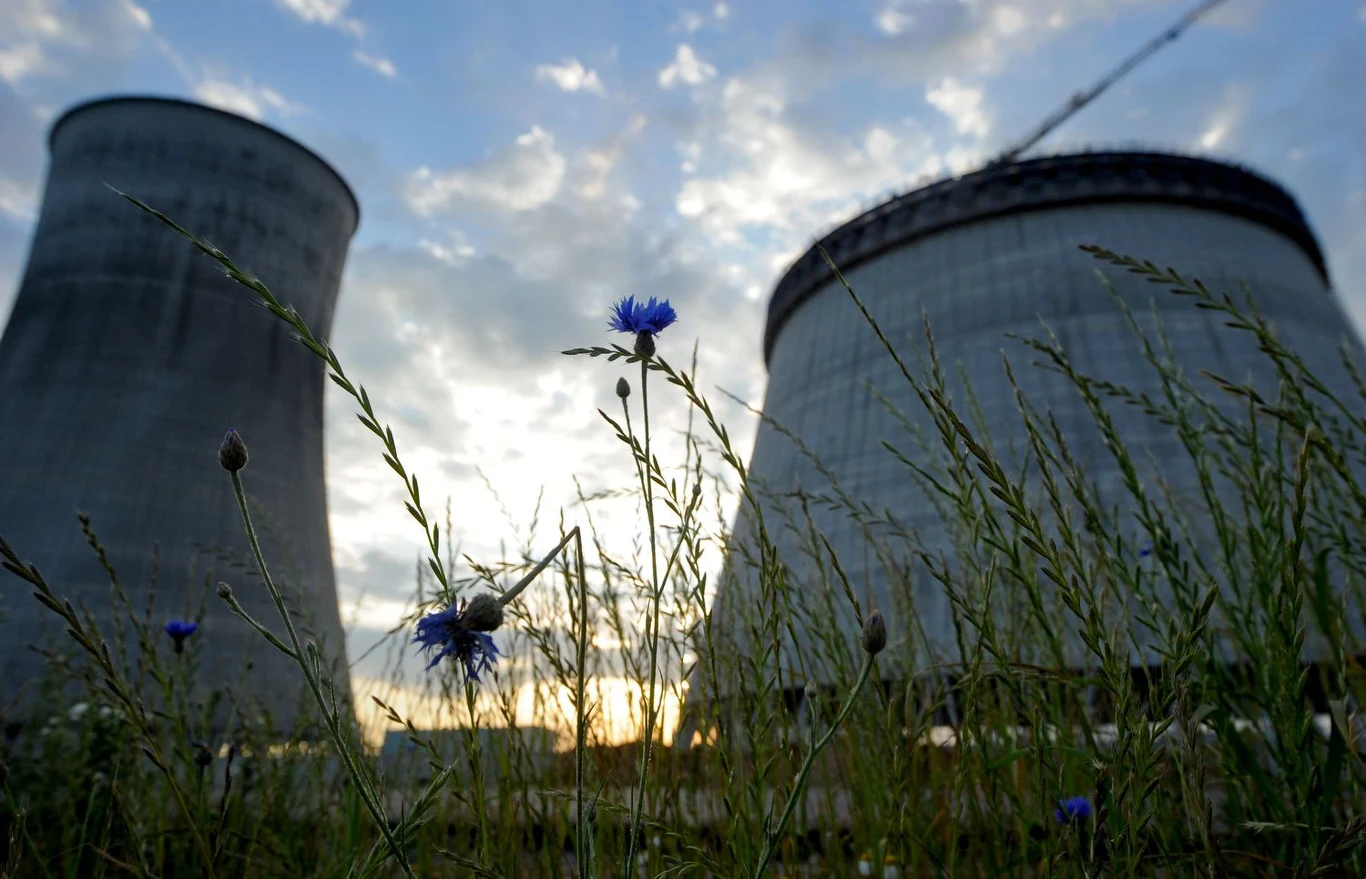 Procedura rozpoczęła się w grudniu ubiegłego roku. „W tym czasie przeprowadzono 242 testy” – przekazało ministerstwo w komunikacie. Ich głównych celem jest potwierdzenie przed fizycznym uruchomieniem bloku reaktora, że wszystkie systemy są sprawne i dobrze działają w różnych warunkach, w tym przy rozgrzewaniu i chłodzeniu reaktora. Sprawdzone zostały m.in. główne pompy cyrkulacyjne, systemy sterowania i systemy bezpieczeństwa reaktora, a także systemy zasilania potrzeb własnych. Przeprowadzono również testy głównych zaworów bezpieczeństwa generatorów pary, stabilizatora ciśnienia i innych urządzeń Procedura rozpoczęła się w grudniu ubiegłego roku. „W tym czasie przeprowadzono 242 testy” – przekazało ministerstwo w komunikacie. Ich głównych celem jest potwierdzenie przed fizycznym uruchomieniem bloku reaktora, że wszystkie systemy są sprawne i dobrze działają w różnych warunkach, w tym przy rozgrzewaniu i chłodzeniu reaktora. Sprawdzone zostały m.in. główne pompy cyrkulacyjne, systemy sterowania i systemy bezpieczeństwa reaktora, a także systemy zasilania potrzeb własnych. Przeprowadzono również testy głównych zaworów bezpieczeństwa generatorów pary, stabilizatora ciśnienia i innych urządzeń