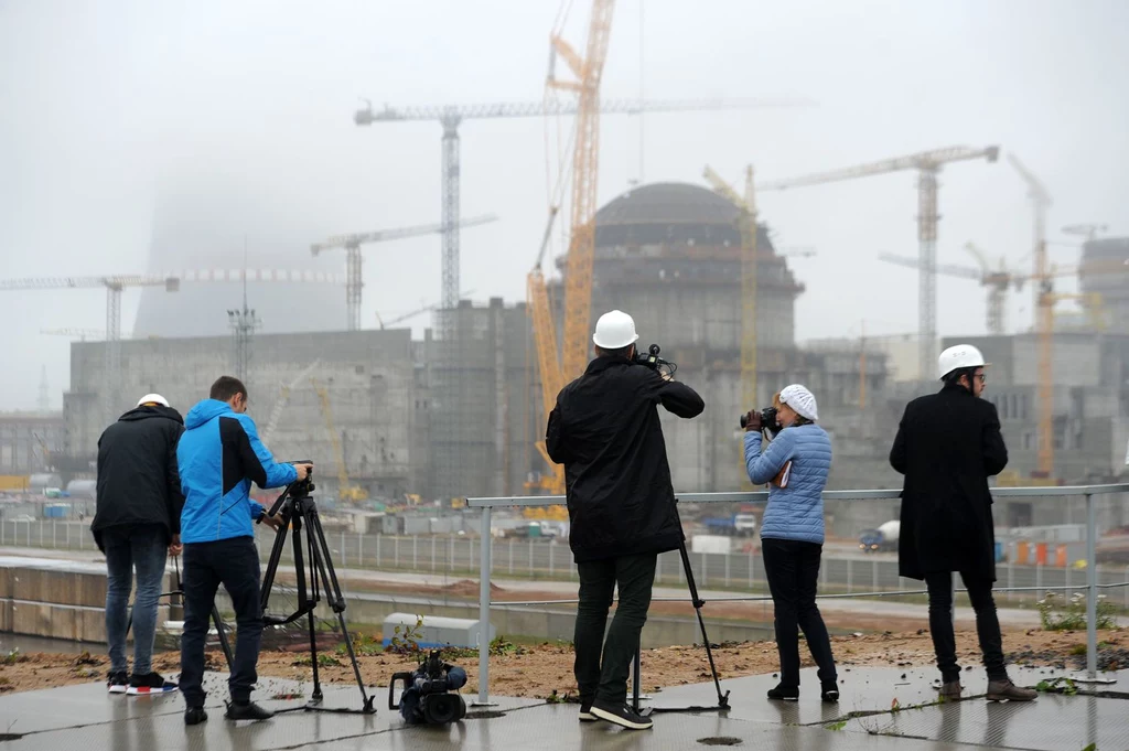 Uruchomienie pierwszego reaktora było już kilka razy opóźniane. Minister energetyki Białorusi powiedział ostatnio uruchomienie pierwszego bloku elektrowni planowane jest na lipiec tego roku. Budowie elektrowni sprzeciwia się Litwa, której władze uważają obiekt za zagrożenie dla bezpieczeństwa kraju.