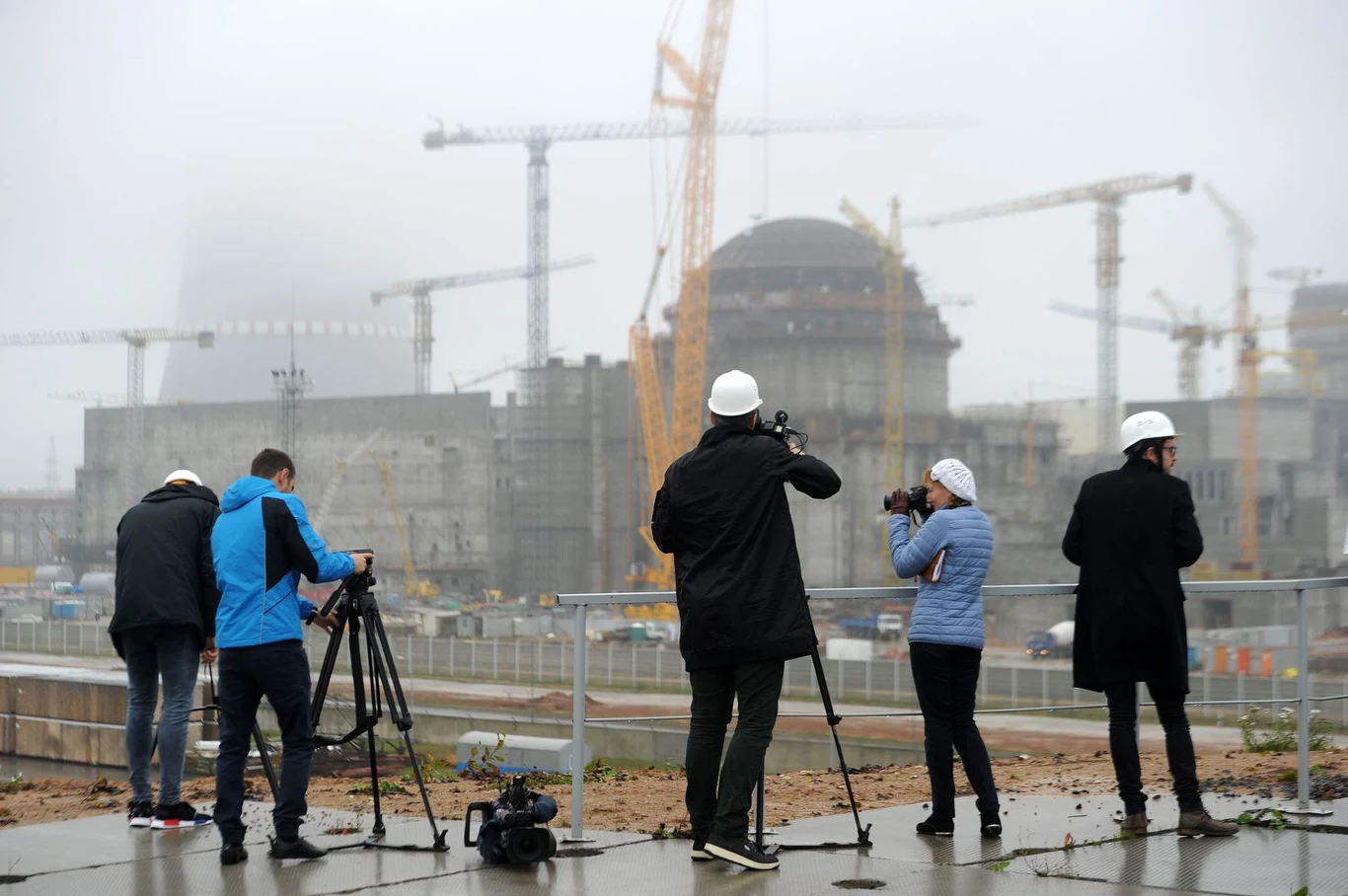 Uruchomienie pierwszego reaktora było już kilka razy opóźniane. Minister energetyki Białorusi powiedział ostatnio uruchomienie pierwszego bloku elektrowni planowane jest na lipiec tego roku. Budowie elektrowni sprzeciwia się Litwa, której władze uważają obiekt za zagrożenie dla bezpieczeństwa kraju. Uruchomienie pierwszego reaktora było już kilka razy opóźniane. Minister energetyki Białorusi powiedział ostatnio uruchomienie pierwszego bloku elektrowni planowane jest na lipiec tego roku. Budowie elektrowni sprzeciwia się Litwa, której władze uważają obiekt za zagrożenie dla bezpieczeństwa kraju.