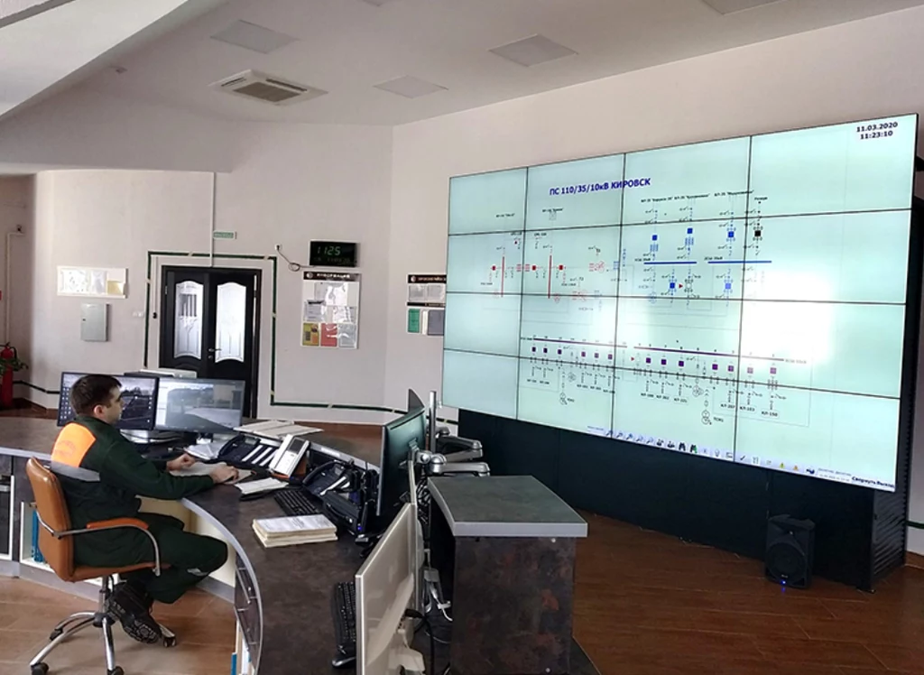 Siłownia budowana w obwodzie grodzieńskim ma się składać z dwóch bloków energetycznych rosyjskiej produkcji z reaktorami nowej generacji WWER-1200 o mocy 1200 MW każdy. Okres eksploatacji przewidziano na 60 lat. Paliwem ma być nisko wzbogacony uran U-235. Źródłem zaopatrzenia w wodę do systemów chłodzenia będzie rzeka Wilia, płynąca później w kierunku Wilna.