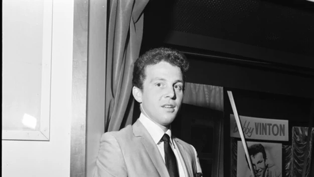 Bobby Vinton, a właściwie Stanley Robert Vinton Jr., urodził się w Canonsburg w stanie Pensylwania – jego rodzice Stan Vinton (wcześniej Vintula) i Dorothy Studziński Vinton mieli polsko-litewskie pochodzenie. 