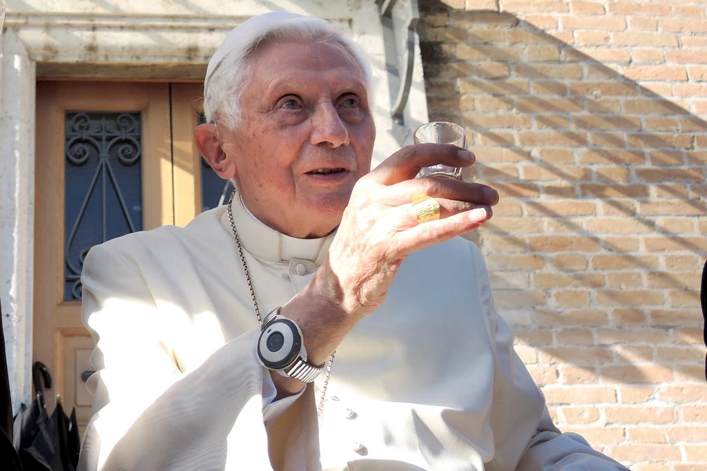 Emerytowany papież Benedykt XVI świętujący swoje 90. urodziny.