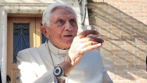 Emerytowany papież Benedykt XVI świętujący swoje 90. urodziny