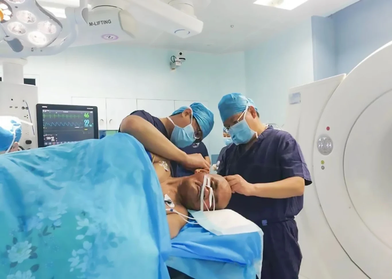 2 kwietnia przez dwie godziny medycy usuwali zardzewiałą klingę, a sześć dni później dokładnie oczyścili ranę. Pacjent odzyskał wzrok w prawym oku i znowu mógł w pełni poruszać wszystkimi kończynami. Bóle głowy również ustąpiły.