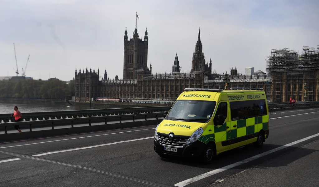 Ambulans na moście westminsterskim Ambulans na moście westminsterskim
