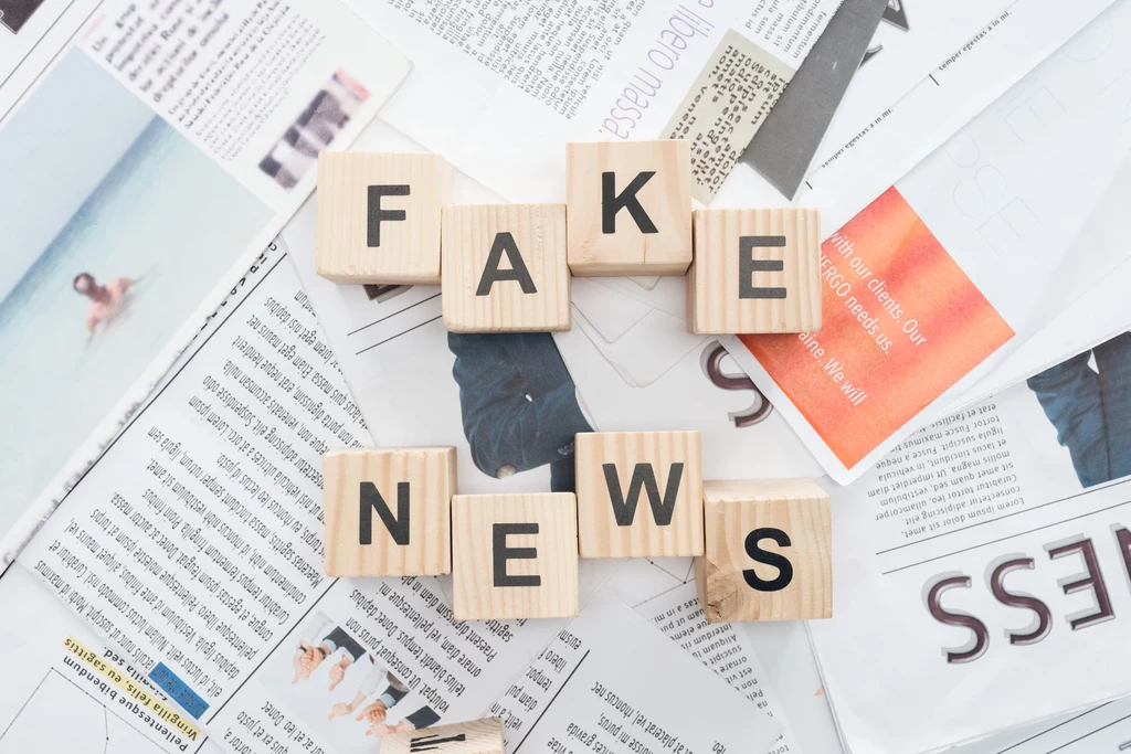 Fake newsy stały się plagą, z którą poradzić sobie muszą współczesne społeczeństwa informacyjne. Fake newsy stały się plagą, z którą poradzić sobie muszą współczesne społeczeństwa informacyjne.