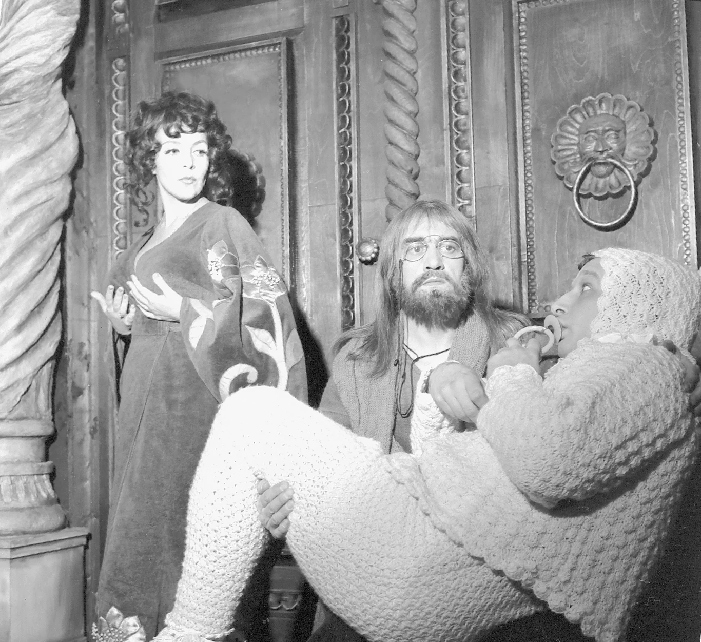 Od początku kariery związana jest z Teatrem Współczesnym w Warszawie, na deskach którego debiutowała rolą Iriny w "Trzech siostrach" Czechowa, wyreżyserowanych przez Erwina Axera.

"Jestem wierna i monogamiczna: gram w Teatrze Współczesnym w Warszawie od początku. Dwa razy tylko zagrałam gościnnie. A tak tkwię w jednym teatrze i bardzo mi z tym dobrze" - aktorka przyznała w jednym z wywiadów.