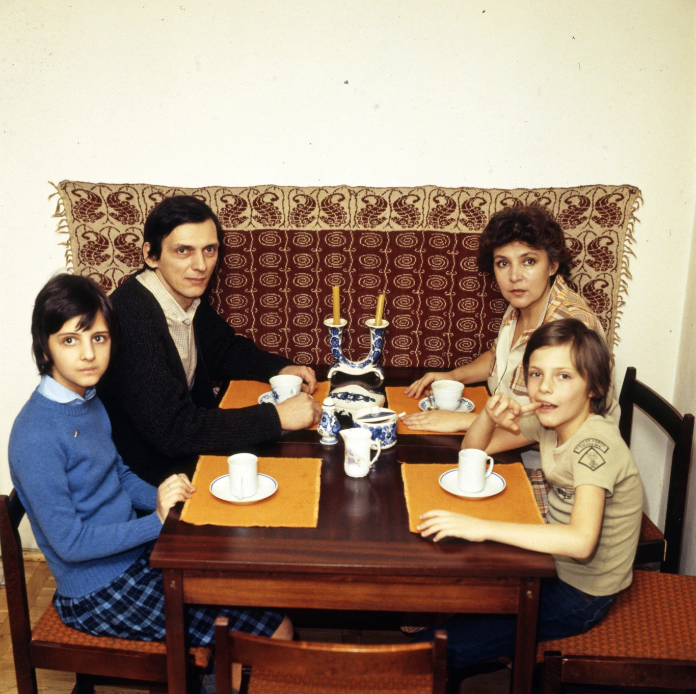 Na trzecim roku studiów Lipińska wyszła za mąż za starszego o siedem lat operatora filmowego, Krzysztofa Winiewicza. "Zdecydowałam się wyjść za mąż, żeby wreszcie móc nie wrócić do domu na noc" - wspominała w żartach. Na temat tego związku wiele więcej nie mówi, ale raczej nie był to książkowy romans.

Swojego obecnego męża, aktora i reżysera Macieja Englerta, poznała przy pracy nad "Dwoma teatrami" Szaniawskiego: ona grała Lizelottę, a on - zakochanego w niej Chłopca z Deszczu. Są małżeństwem od ponad 50 lat.

Para ma dwójkę dzieci: Michał Englert jest znanym operatorem filmowym, stałym współpracownikiem i współtwórcą filmów Małgorzaty Szumowskiej. Córka Anna jest absolwentką Akademii Sztuk Pięknych i kostiumografką.