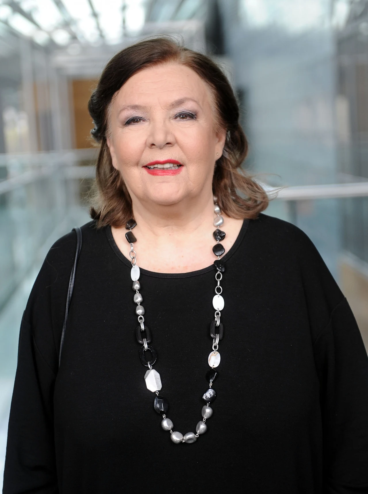 Marta Lipińska ma w dorobku również role w popularnych serialach - m.in. w "Miodowych latach" (1998-2003 i "Ranczu" (2007-09). Przez wiele lat występowała też jako Eliza w minisłuchowisku "Kocham pana panie Sułku", emitowanym od 1973 do 2002 r. w programie III Polskiego Radia.

O graniu w serialach aktorka mówiła, że to "praca dla aktora jak każda inna". "A jeszcze kiedy można wykonać ją na dobrym poziomie, bo reżyser i scenarzysta są otwarci na aktora - to sama przyjemność (...) Przykre w przypadku seriali jest jedynie to, że często zawodowcy spotykają się na planie z amatorami. Przykre, przede wszystkim dla widza, bo czasami widać kolosalną różnicę w poziomie grania" - oceniła Lipińska w wywiadzie dla "Kultury".