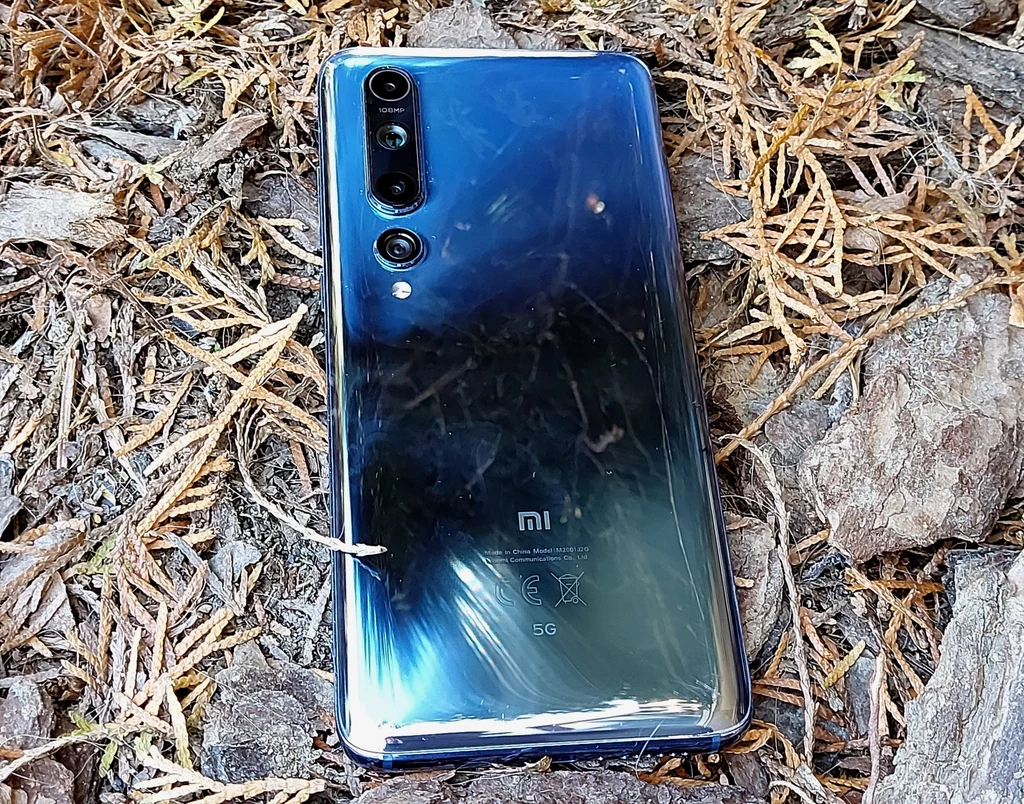 Xiaomi Mi 10 - tył został wykonany z ciekawego materiału i wygląda dobrze, ale gromadzi odciski palców 