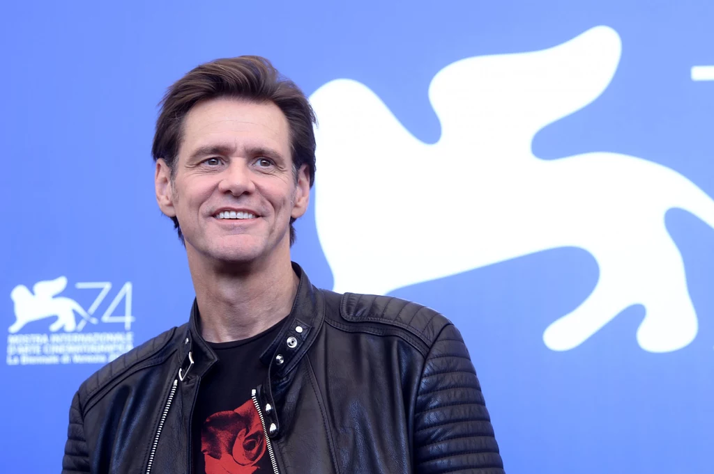 Obaj panowie są w tym samym wieku. Zarówno Cezary Pazura, jak i Jim Carrey mają 58 lat. Już na pierwszy rzut oka są do siebie podobni. Wystarczy spojrzeć na ich twarze o podobnych rysach oraz szczupłe sylwetki. Łączy ich jednak coś więcej niż wygląd. Kanadyjsko-amerykański aktor podobnie jak nasz rodak na ekranie zabłysnął za sprawą charyzmy i niebanalnego poczucia humoru. W 1994 roku wcielił się w rolę Ace Ventury, która przyniosła mu popularność. Obaj panowie są w tym samym wieku. Zarówno Cezary Pazura, jak i Jim Carrey mają 58 lat. Już na pierwszy rzut oka są do siebie podobni. Wystarczy spojrzeć na ich twarze o podobnych rysach oraz szczupłe sylwetki. Łączy ich jednak coś więcej niż wygląd. Kanadyjsko-amerykański aktor podobnie jak nasz rodak na ekranie zabłysnął za sprawą charyzmy i niebanalnego poczucia humoru. W 1994 roku wcielił się w rolę Ace Ventury, która przyniosła mu popularność.