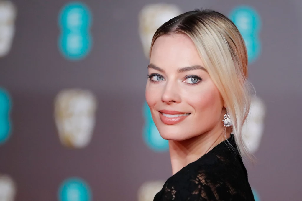 Mimo że australijska aktorka Margot Robbie wygląda, jakby urodziła się na czerwonym dywanie, to okazuje się, że dorastała na farmie. Choć dziś jej nazwisko zna niemal każdy, nadal pozostała skromną, sympatyczną dziewczyną. Popularność przyniosła jej rola olśniewającej Naomi Lapaglii, w filmie „Wilk z Wall Street”, w którym u boku Leonardo DiCaprio odegrała kilka odważnych scen. Później propozycje pracy posypały się już do niej jak z rękawa. Mimo że australijska aktorka Margot Robbie wygląda, jakby urodziła się na czerwonym dywanie, to okazuje się, że dorastała na farmie. Choć dziś jej nazwisko zna niemal każdy, nadal pozostała skromną, sympatyczną dziewczyną. Popularność przyniosła jej rola olśniewającej Naomi Lapaglii, w filmie „Wilk z Wall Street”, w którym u boku Leonardo DiCaprio odegrała kilka odważnych scen. Później propozycje pracy posypały się już do niej jak z rękawa.