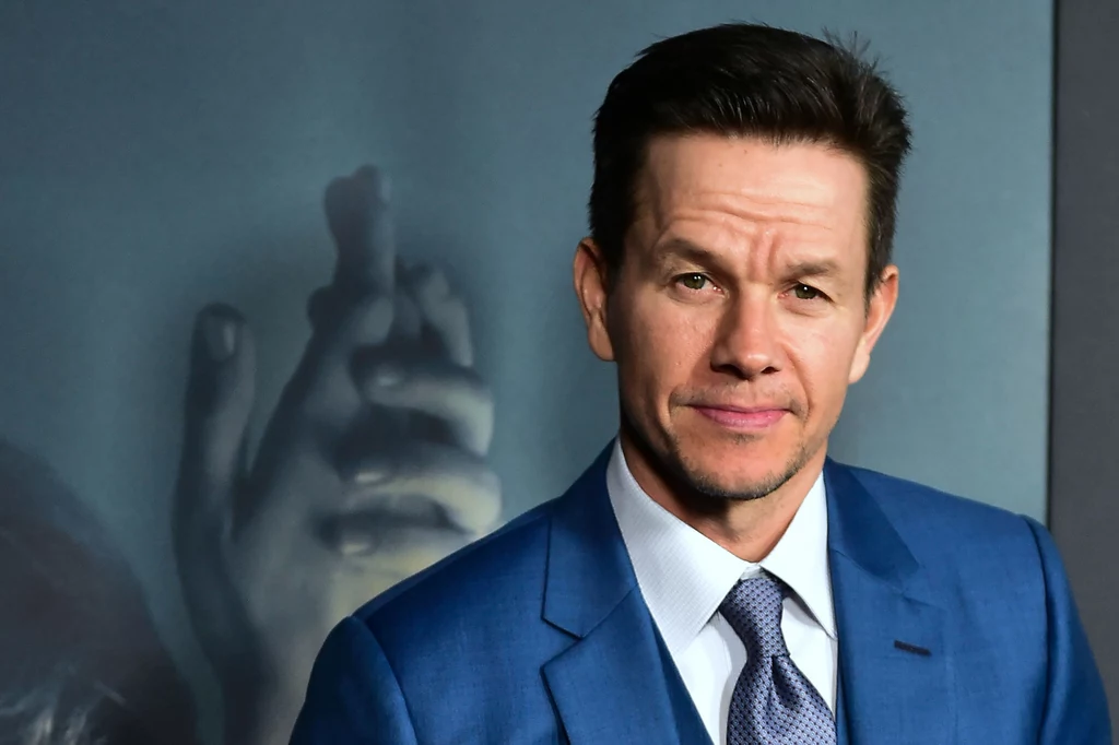 O rok młodszy od Matta Damona Mark Wahlberg wygląda, jakby był jego bliskim krewnym. Mark Wahlberg bardzo wcześnie rozpoczął karierę. Na początku próbował swoich sił jako muzyk. Już mając czternaście lat był członkiem zespołu "New Kids on the Block". Jego kariera aktorska na dużym ekranie rozpoczęła się z kolei od komedii "Inteligent w armii”. O rok młodszy od Matta Damona Mark Wahlberg wygląda, jakby był jego bliskim krewnym. Mark Wahlberg bardzo wcześnie rozpoczął karierę. Na początku próbował swoich sił jako muzyk. Już mając czternaście lat był członkiem zespołu "New Kids on the Block". Jego kariera aktorska na dużym ekranie rozpoczęła się z kolei od komedii "Inteligent w armii”.