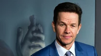 O rok młodszy od Matta Damona Mark Wahlberg wygląda, jakby był jego bliskim krewnym. 

Mark Wahlberg bardzo wcześnie rozpoczął karierę. Na początku próbował swoich sił jako muzyk. Już mając czternaście lat był członkiem zespołu "New Kids on the Block". 

Jego kariera aktorska na dużym ekranie rozpoczęła się z kolei od komedii "Inteligent w armii”. 