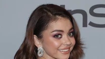 Trudno nie odnieść wrażenia, że 29-letnia aktorka Sarah Hyland wygląda, jakby była dawno zaginioną siostrą Mili Kunis. 

Sarah Hyland zdobyła popularność dzięki roli w serialu ABC, "Współczesna rodzina". Wcieliła się też w postać Dylan Schoenfield w filmie "Wymarzony luzer". 

