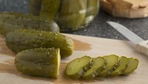 Lactobacillus oraz Bifidobacterium znajdziemy między innymi w kiszonych ogórkach