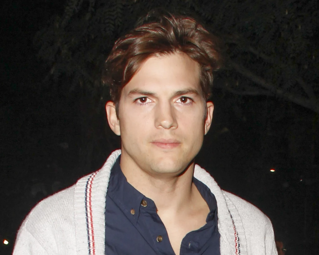 Ashton Kutcher jest amerykańskim aktorem, znanym między innymi z roli w komediach "Nowożeńcy" i "Stary, gdzie jest moja bryka?". Jego kariera w show-biznesie zaczęła się od modelingu. W 1997 roku udało mu się zwyciężyć w konkursie urody męskiej, co było jego pierwszym wielkim sukcesem. Później zaczął pojawiać się na międzynarodowych wybiegach. Ashton Kutcher nie jest jednak tylko kolejnym przystojnym aktorem, bo jego IQ to aż 160! Ashton Kutcher jest amerykańskim aktorem, znanym między innymi z roli w komediach "Nowożeńcy" i "Stary, gdzie jest moja bryka?". Jego kariera w show-biznesie zaczęła się od modelingu. W 1997 roku udało mu się zwyciężyć w konkursie urody męskiej, co było jego pierwszym wielkim sukcesem. Później zaczął pojawiać się na międzynarodowych wybiegach. Ashton Kutcher nie jest jednak tylko kolejnym przystojnym aktorem, bo jego IQ to aż 160!