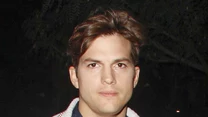 Ashton Kutcher jest amerykańskim aktorem, znanym między innymi z roli w komediach "Nowożeńcy" i "Stary, gdzie jest moja bryka?". 

Jego kariera w show-biznesie zaczęła się od modelingu. W 1997 roku udało mu się zwyciężyć w konkursie urody męskiej, co było jego pierwszym wielkim sukcesem.  Później zaczął pojawiać się na międzynarodowych wybiegach.  

Ashton Kutcher nie jest jednak tylko kolejnym przystojnym aktorem, bo jego IQ to aż 160!