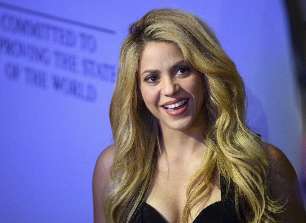 Shakira to kolumbijska piosenkarka o wielu talentach. Zna kilka języków, w tym: hiszpański, włoski i angielski. Poza tym doskonale tańczy i z powodzeniem zajmuje się działalnością charytatywną. Dodać należy również, że jest też olśniewająco piękna. Gwiazda ma bardzo wysoki iloraz inteligencji, który wynosi 140. Shakira to kolumbijska piosenkarka o wielu talentach. Zna kilka języków, w tym: hiszpański, włoski i angielski. Poza tym doskonale tańczy i z powodzeniem zajmuje się działalnością charytatywną. Dodać należy również, że jest też olśniewająco piękna. Gwiazda ma bardzo wysoki iloraz inteligencji, który wynosi 140.