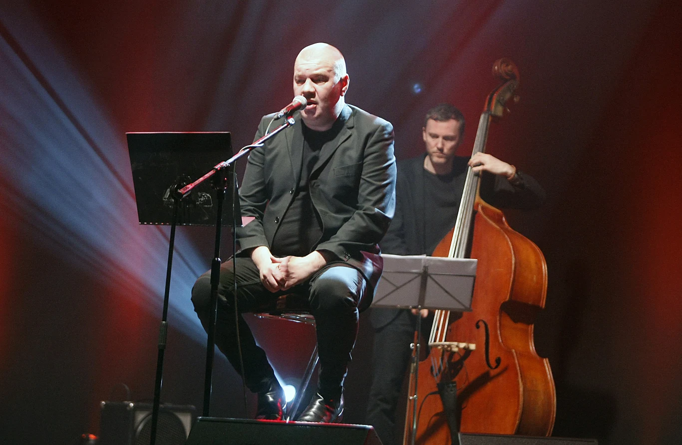 Na koncie ma dwanaście albumów, ostatni - "Piękny instalator" - wyszedł w listopadzie 2019 roku. Płytę promował singel "Miriam".