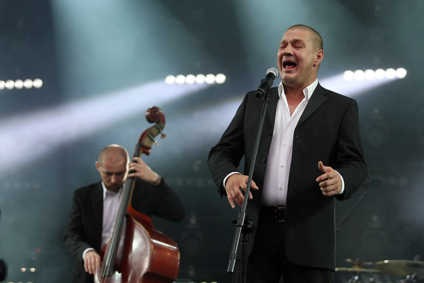 Choć szybko zrobił w Polsce karierę, jego życie nie było łatwe. "Bywają ciężkie dni. Śpiewam wtedy bardzo fizycznie. Często upadam. Ale podnoszę się i śpiewam dalej" - mówił w jednym z wywiadów dla Onetu. 