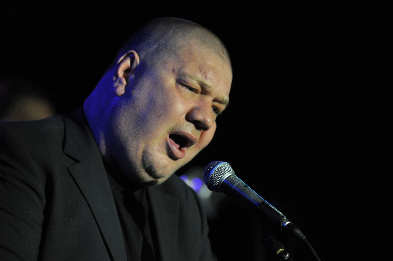 Nazwa płyty "Piękny Instalator" nawiązuje do obrazu Jerzego Dudy-Gracza o tym samym tytule. Utworem "Piękny Instalator" Marek Dyjak wygrał jedną z nagród Studenckiego Festiwalu Piosenki w Krakowie w 1995 roku. "Piosenka oczywiście została lekko zmodyfikowana, wcześniej była strasznie agresywna i wulgarna, co dało mi nagrodę, ale dziś nikt by jej nie chciał puścić w radiu, dlatego na potrzeby tego albumu została troszeczkę zmiękczona" - komentuje wokalista.