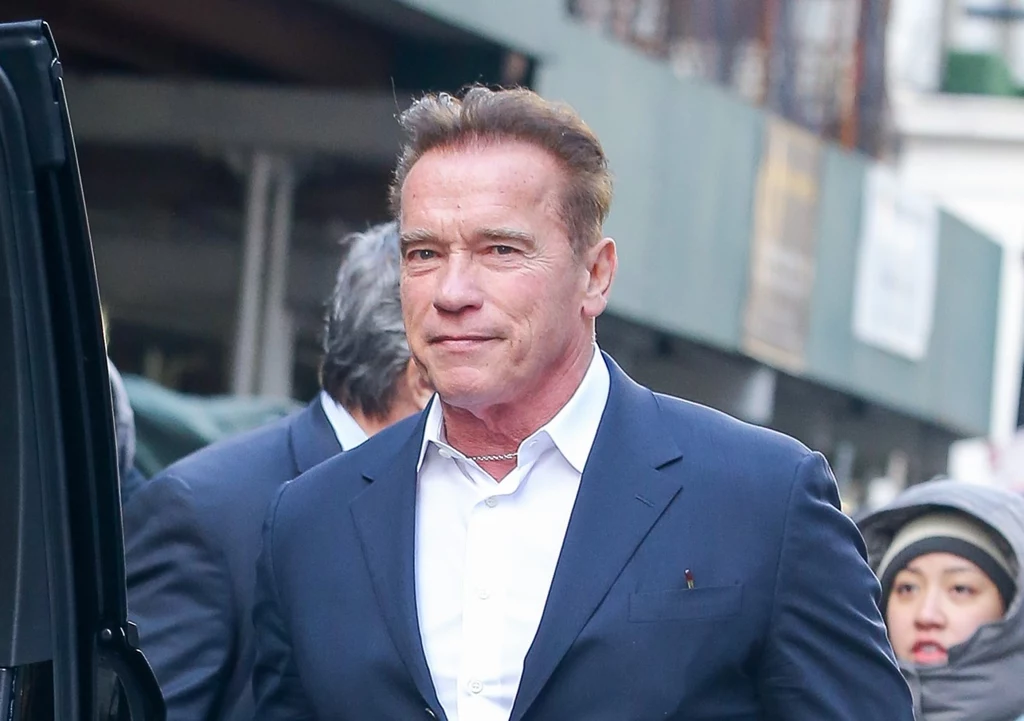 Chociaż niektórzy mogą myśleć, że Arnold Schwarzenegger to typowy "mięśniak", okazuje się, że nie mają racji. Arnold Schwarzeneger jest człowiekiem renesansu. Odtwórca roli Conana Barbarzyńcy ma IQ wynoszące 135. Poza tym, ukończył studia licencjackie na kierunku ekonomii i biznesu. Trzeba przyznać, że gwiazdor wie, jak wykorzystać swoją inteligencję, bo w 2003 roku udało mu się zostać gubernatorem Kalifornii i pełnił tę funkcję przez osiem lat. Chociaż niektórzy mogą myśleć, że Arnold Schwarzenegger to typowy "mięśniak", okazuje się, że nie mają racji. Arnold Schwarzeneger jest człowiekiem renesansu. Odtwórca roli Conana Barbarzyńcy ma IQ wynoszące 135. Poza tym, ukończył studia licencjackie na kierunku ekonomii i biznesu. Trzeba przyznać, że gwiazdor wie, jak wykorzystać swoją inteligencję, bo w 2003 roku udało mu się zostać gubernatorem Kalifornii i pełnił tę funkcję przez osiem lat.