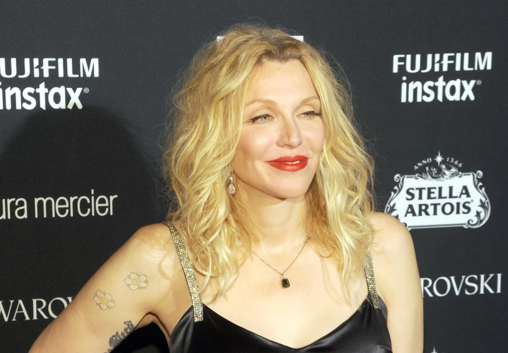 Courtney Love to piosenkarka i autorka teksów piosenek. Znana jest również jako była małżonka muzyka Kurta Cobaina. Celebrytka miewa lepsze i gorsze dni. Nieraz zdarzało się już, że fotoreporterzy przyłapywali ją w stanie upojenia alkoholowego. Jednak faktem jest, iż znana skandalistka ma bardzo wysoki iloraz inteligencji, wynoszący – 160. Podobno może się też pochwalić doskonałą pamięcią. Courtney Love to piosenkarka i autorka teksów piosenek. Znana jest również jako była małżonka muzyka Kurta Cobaina. Celebrytka miewa lepsze i gorsze dni. Nieraz zdarzało się już, że fotoreporterzy przyłapywali ją w stanie upojenia alkoholowego. Jednak faktem jest, iż znana skandalistka ma bardzo wysoki iloraz inteligencji, wynoszący – 160. Podobno może się też pochwalić doskonałą pamięcią.