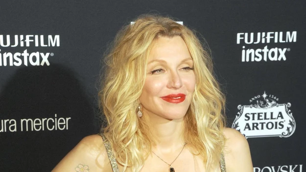 Courtney Love to piosenkarka i autorka teksów piosenek. Znana jest również jako była małżonka muzyka Kurta Cobaina. 

Celebrytka miewa lepsze i gorsze dni. Nieraz zdarzało się już, że fotoreporterzy przyłapywali ją w stanie upojenia alkoholowego. 

Jednak faktem jest, iż znana skandalistka ma bardzo wysoki iloraz inteligencji, wynoszący – 160. Podobno może się też pochwalić doskonałą pamięcią. 